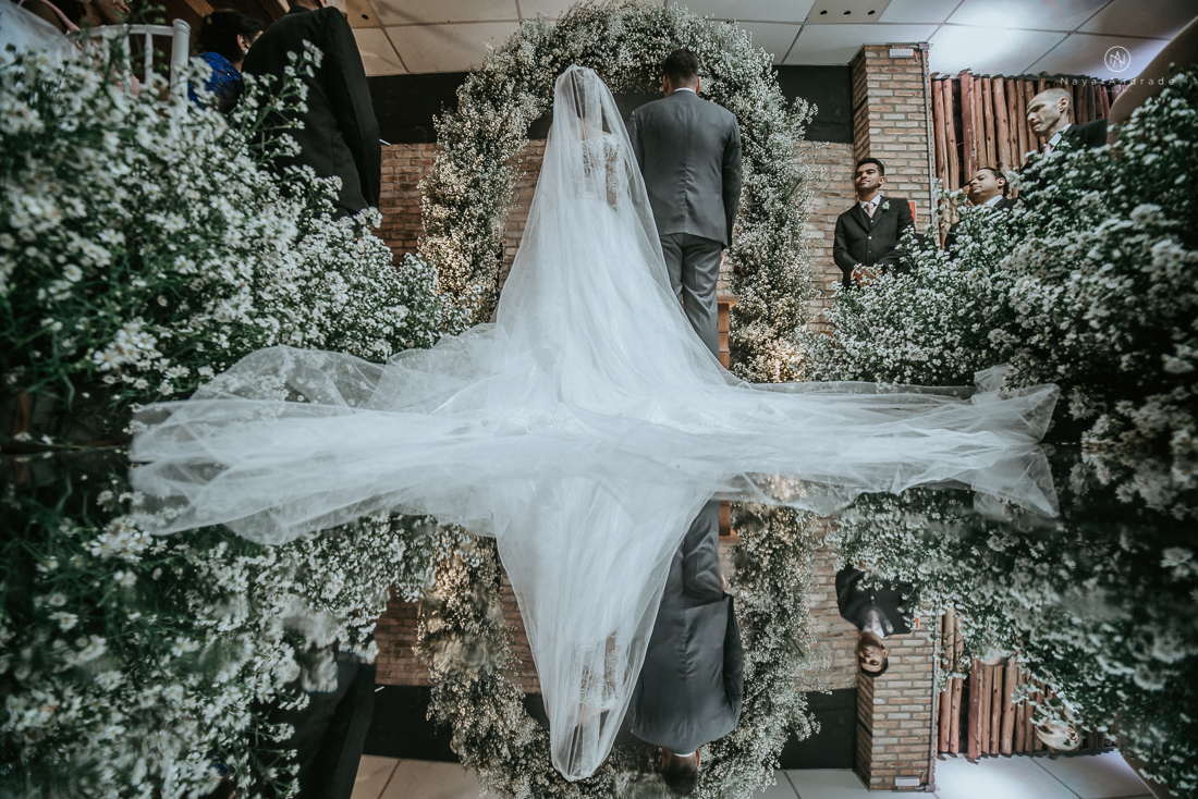 Casamento classico chique no espaco lounge tremendao em santos com flores brancas passarela espelhada lustres e muito amor fotografia nayara andrade decoracao boulevard das flores santos