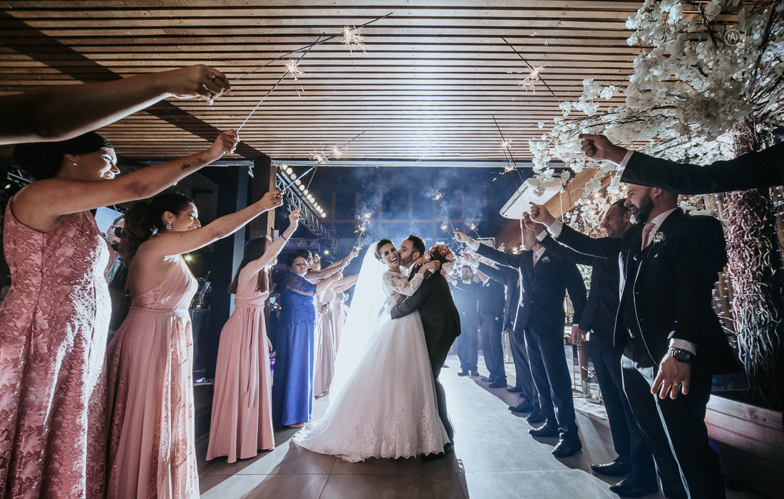 Casamento classico chique no espaco lounge tremendao em santos com flores brancas passarela espelhada lustres e muito amor fotografia nayara andrade decoracao boulevard das flores santos