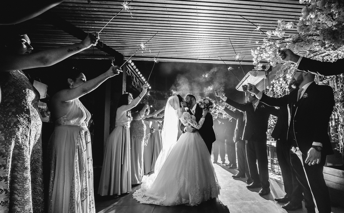Casamento classico chique no espaco lounge tremendao em santos com flores brancas passarela espelhada lustres e muito amor fotografia nayara andrade decoracao boulevard das flores santos