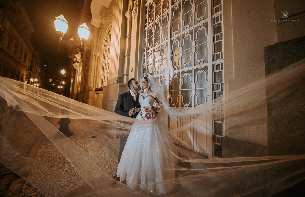 Casamento classico chique no espaco lounge tremendao em santos com flores brancas passarela espelhada lustres e muito amor fotografia nayara andrade decoracao boulevard das flores santos
