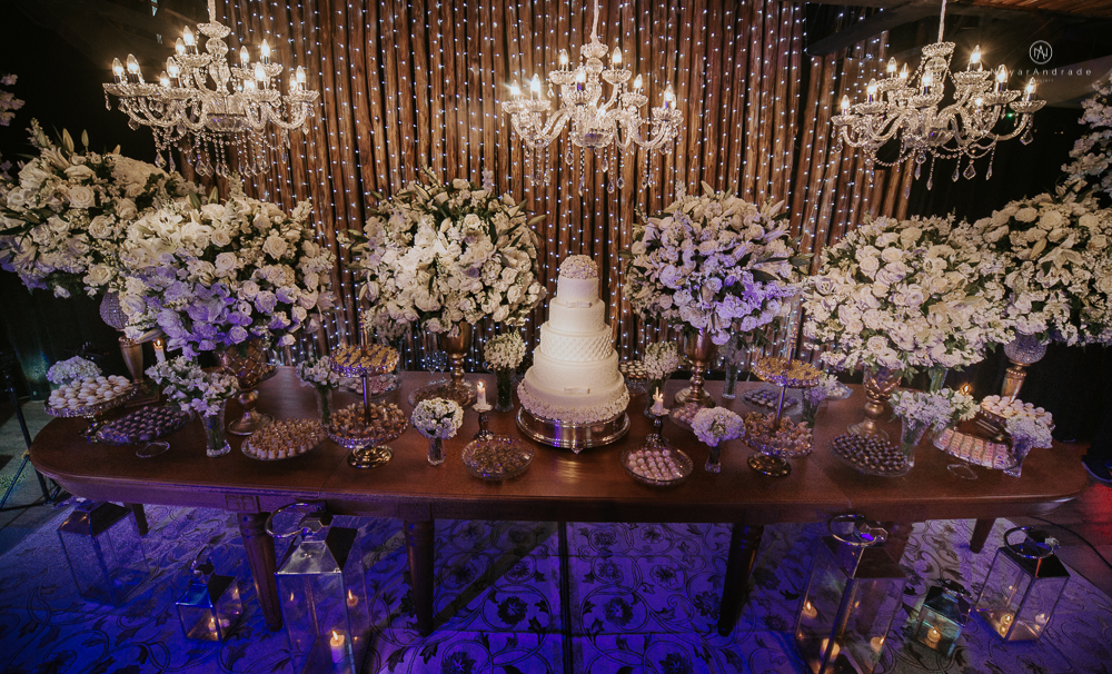 Casamento classico chique no espaco lounge tremendao em santos com flores brancas passarela espelhada lustres e muito amor fotografia nayara andrade decoracao boulevard das flores santos