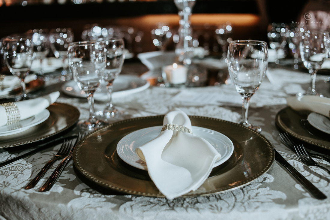 Casamento classico chique no espaco lounge tremendao em santos com flores brancas passarela espelhada lustres e muito amor fotografia nayara andrade decoracao boulevard das flores santos