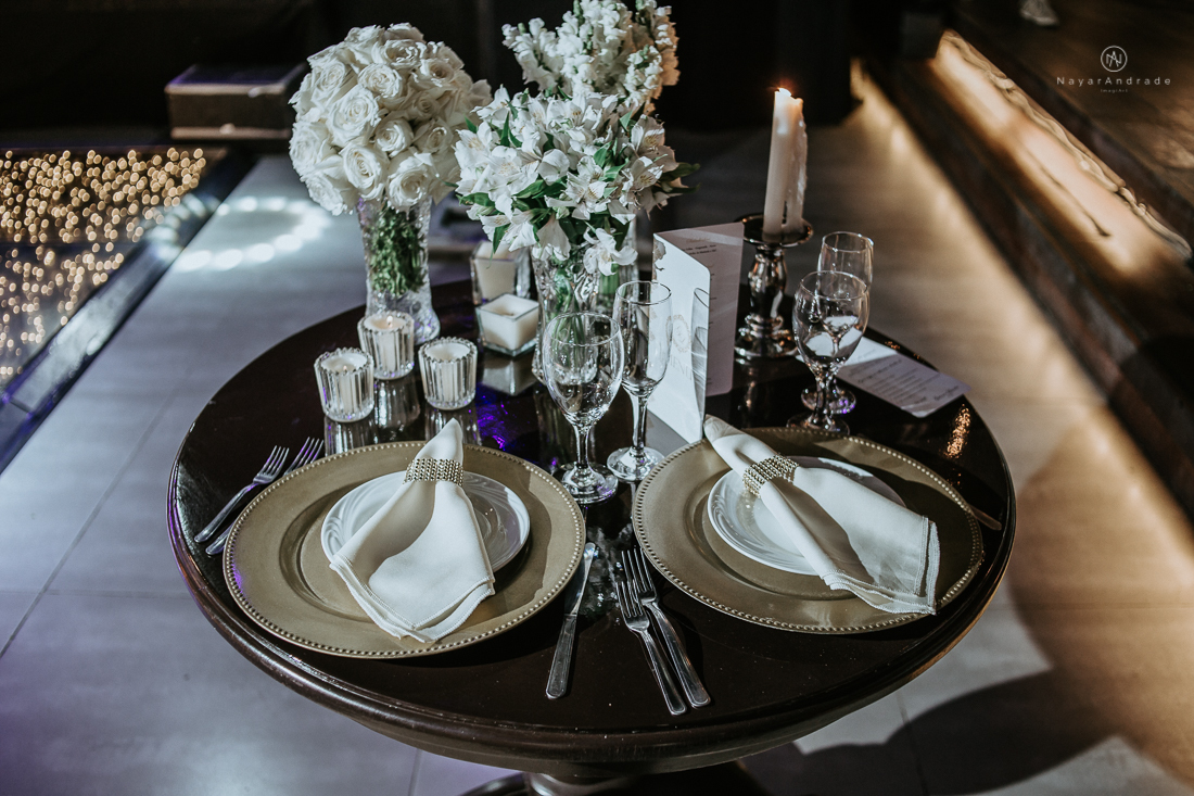 Casamento classico chique no espaco lounge tremendao em santos com flores brancas passarela espelhada lustres e muito amor fotografia nayara andrade decoracao boulevard das flores santos