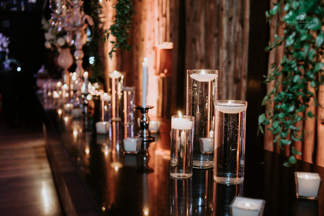Casamento classico chique no espaco lounge tremendao em santos com flores brancas passarela espelhada lustres e muito amor fotografia nayara andrade decoracao boulevard das flores santos