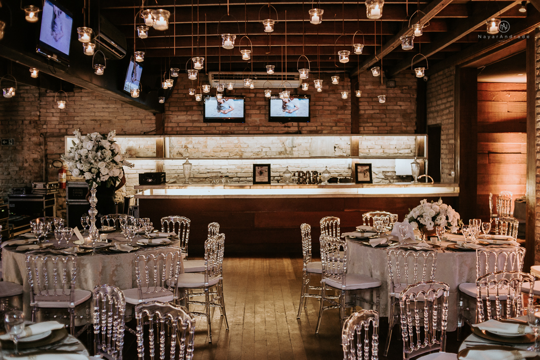 Casamento classico chique no espaco lounge tremendao em santos com flores brancas passarela espelhada lustres e muito amor fotografia nayara andrade decoracao boulevard das flores santos