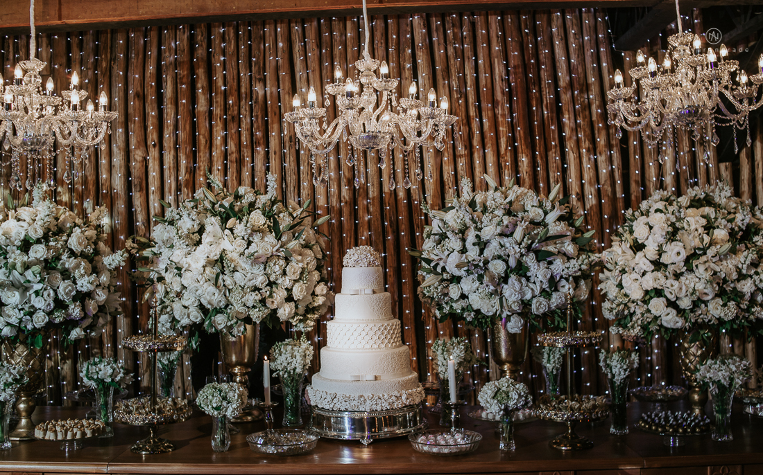 Casamento classico chique no espaco lounge tremendao em santos com flores brancas passarela espelhada lustres e muito amor fotografia nayara andrade decoracao boulevard das flores santos