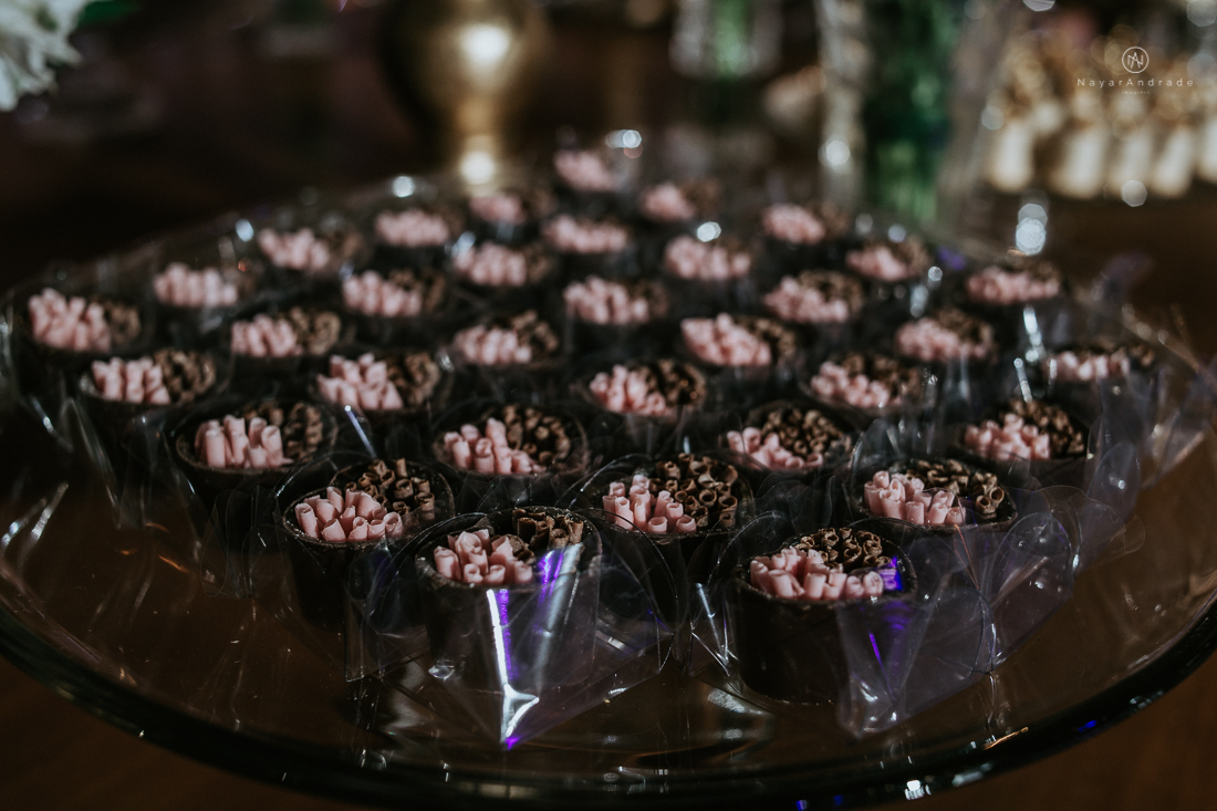 Casamento classico chique no espaco lounge tremendao em santos com flores brancas passarela espelhada lustres e muito amor fotografia nayara andrade decoracao boulevard das flores santos