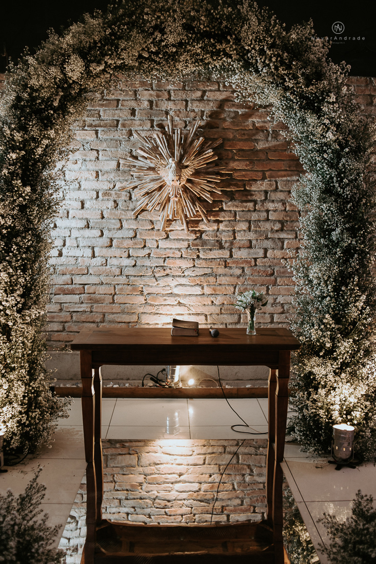 Casamento classico chique no espaco lounge tremendao em santos com flores brancas passarela espelhada lustres e muito amor fotografia nayara andrade decoracao boulevard das flores santos