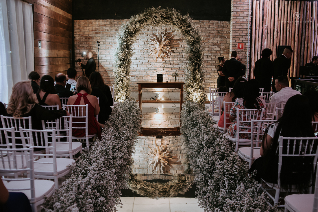 Casamento classico chique no espaco lounge tremendao em santos com flores brancas passarela espelhada lustres e muito amor fotografia nayara andrade decoracao boulevard das flores santos
