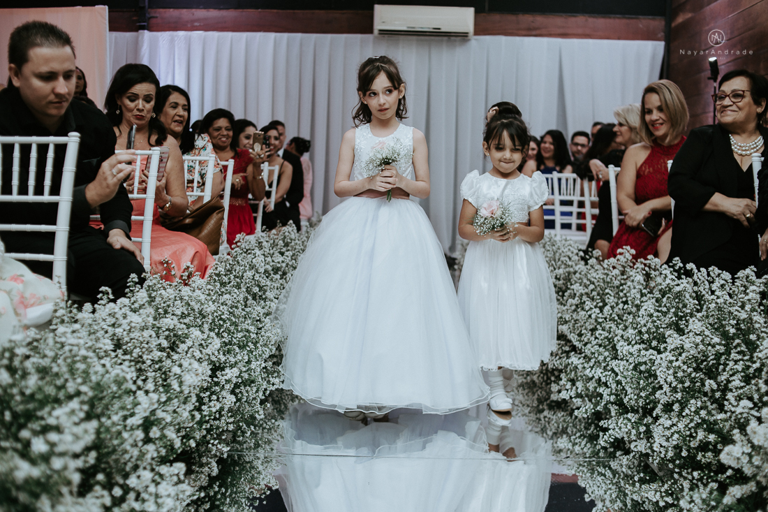 Casamento classico chique no espaco lounge tremendao em santos com flores brancas passarela espelhada lustres e muito amor fotografia nayara andrade decoracao boulevard das flores santos