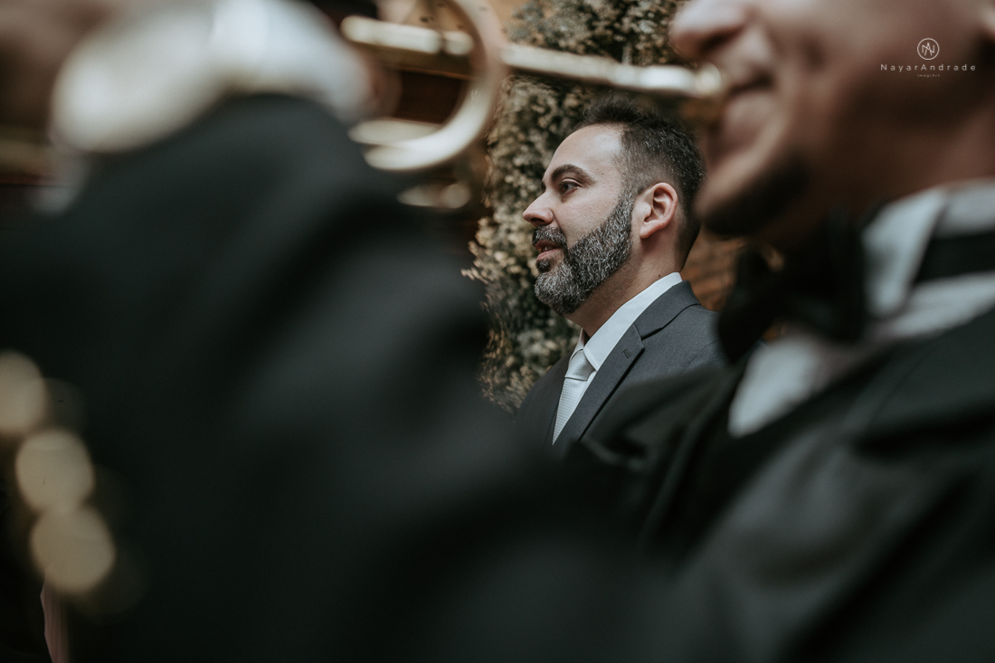 Casamento classico chique no espaco lounge tremendao em santos com flores brancas passarela espelhada lustres e muito amor fotografia nayara andrade decoracao boulevard das flores santos