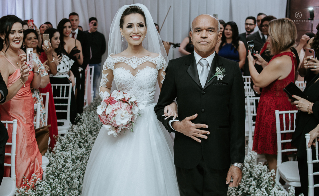 Casamento classico chique no espaco lounge tremendao em santos com flores brancas passarela espelhada lustres e muito amor fotografia nayara andrade decoracao boulevard das flores santos