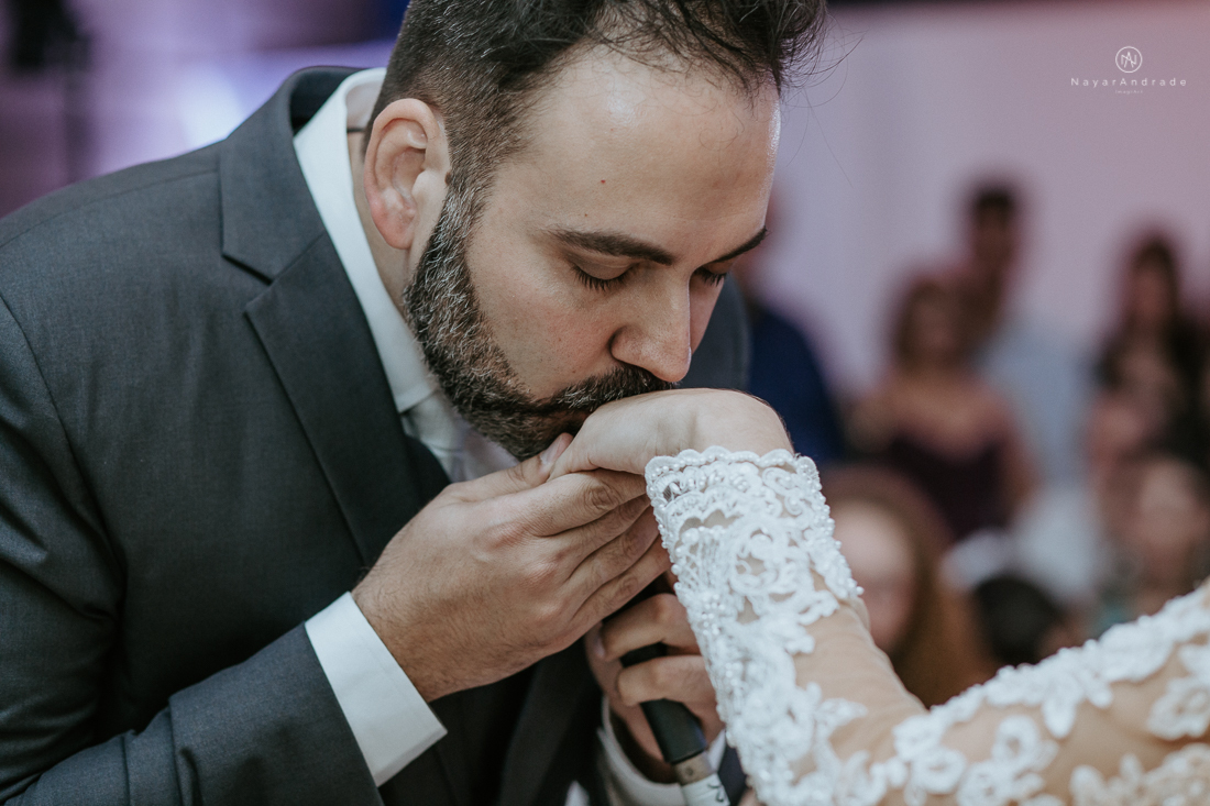 Casamento classico chique no espaco lounge tremendao em santos com flores brancas passarela espelhada lustres e muito amor fotografia nayara andrade decoracao boulevard das flores santos