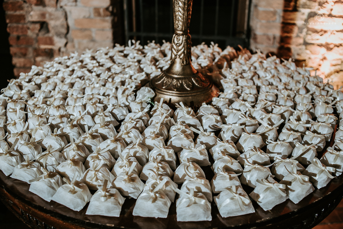 Casamento classico chique no espaco lounge tremendao em santos com flores brancas passarela espelhada lustres e muito amor fotografia nayara andrade decoracao boulevard das flores santos