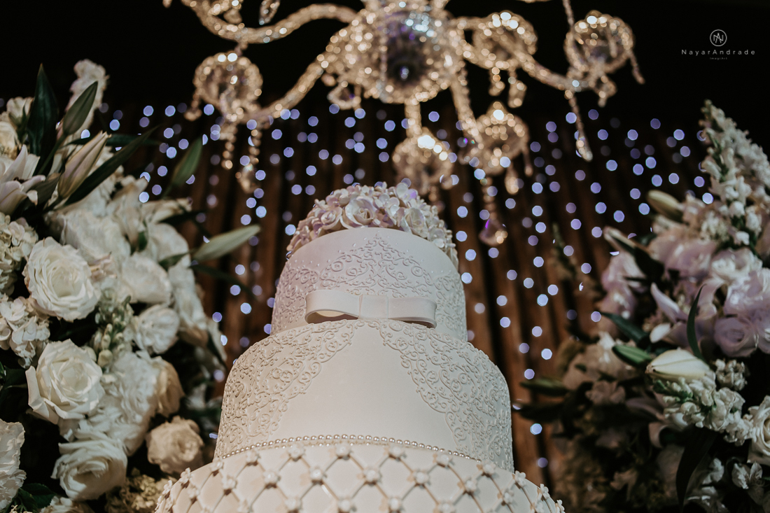 Casamento classico chique no espaco lounge tremendao em santos com flores brancas passarela espelhada lustres e muito amor fotografia nayara andrade decoracao boulevard das flores santos
