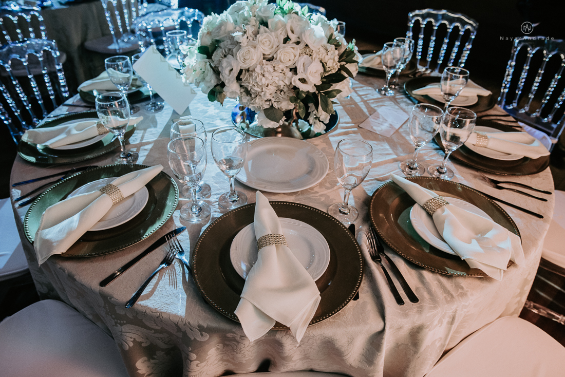 Casamento classico chique no espaco lounge tremendao em santos com flores brancas passarela espelhada lustres e muito amor fotografia nayara andrade decoracao boulevard das flores santos