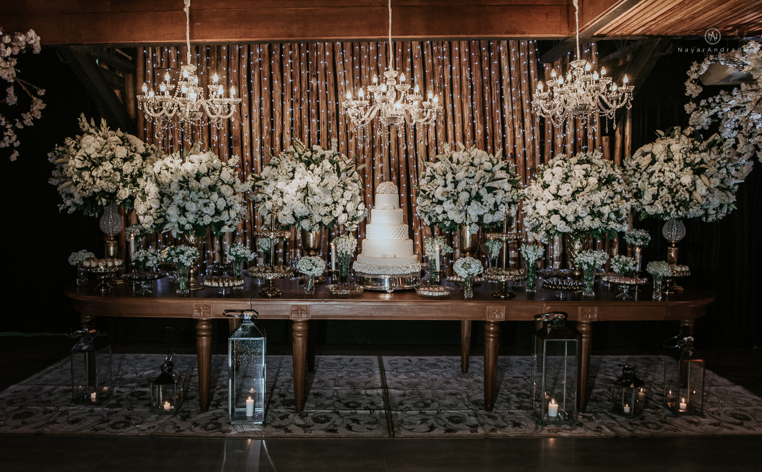 Casamento classico chique no espaco lounge tremendao em santos com flores brancas passarela espelhada lustres e muito amor fotografia nayara andrade decoracao boulevard das flores santos