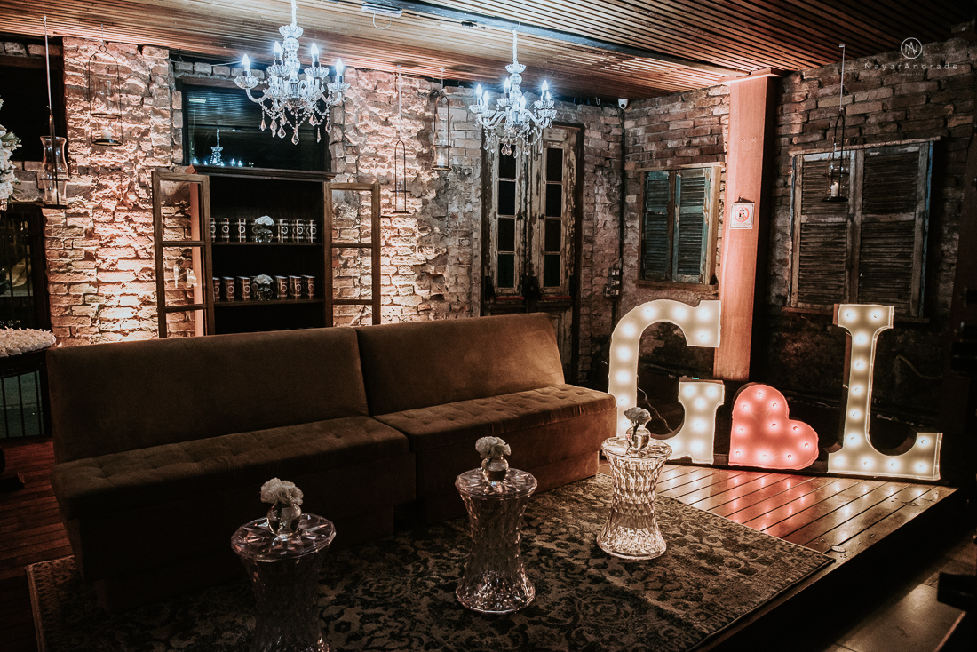 Casamento classico chique no espaco lounge tremendao em santos com flores brancas passarela espelhada lustres e muito amor fotografia nayara andrade decoracao boulevard das flores santos