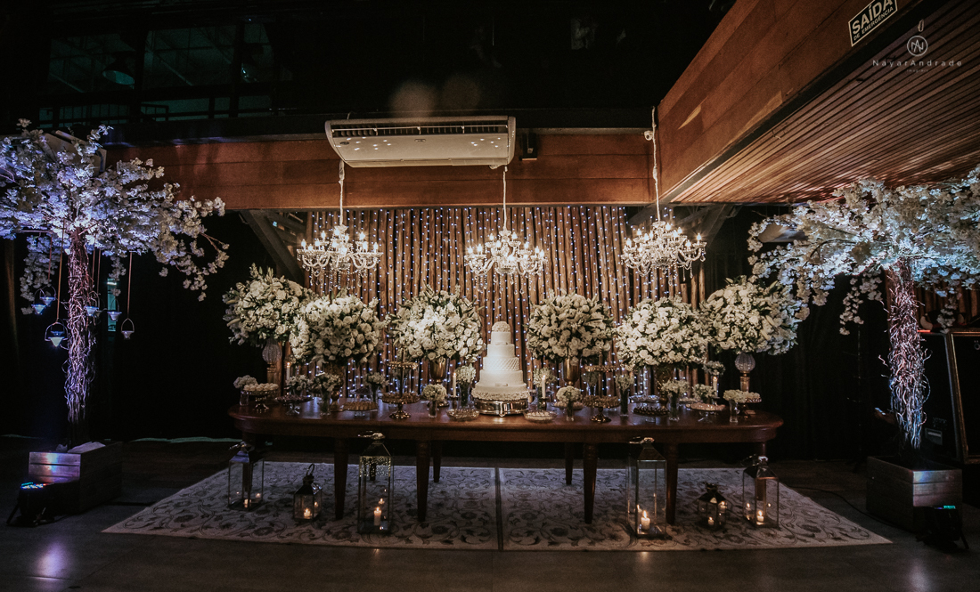 Casamento classico chique no espaco lounge tremendao em santos com flores brancas passarela espelhada lustres e muito amor fotografia nayara andrade decoracao boulevard das flores santos