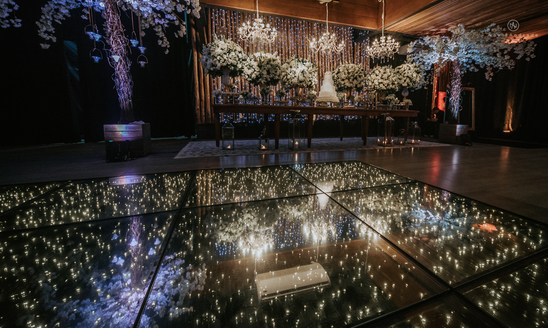 Casamento classico chique no espaco lounge tremendao em santos com flores brancas passarela espelhada lustres e muito amor fotografia nayara andrade decoracao boulevard das flores santos