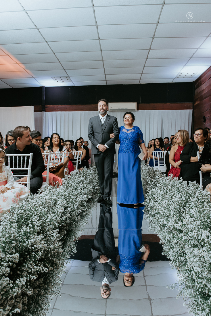 Casamento classico chique no espaco lounge tremendao em santos com flores brancas passarela espelhada lustres e muito amor fotografia nayara andrade decoracao boulevard das flores santos