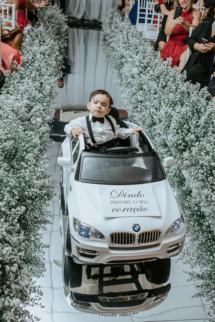 Casamento classico chique no espaco lounge tremendao em santos com flores brancas passarela espelhada lustres e muito amor fotografia nayara andrade decoracao boulevard das flores santos