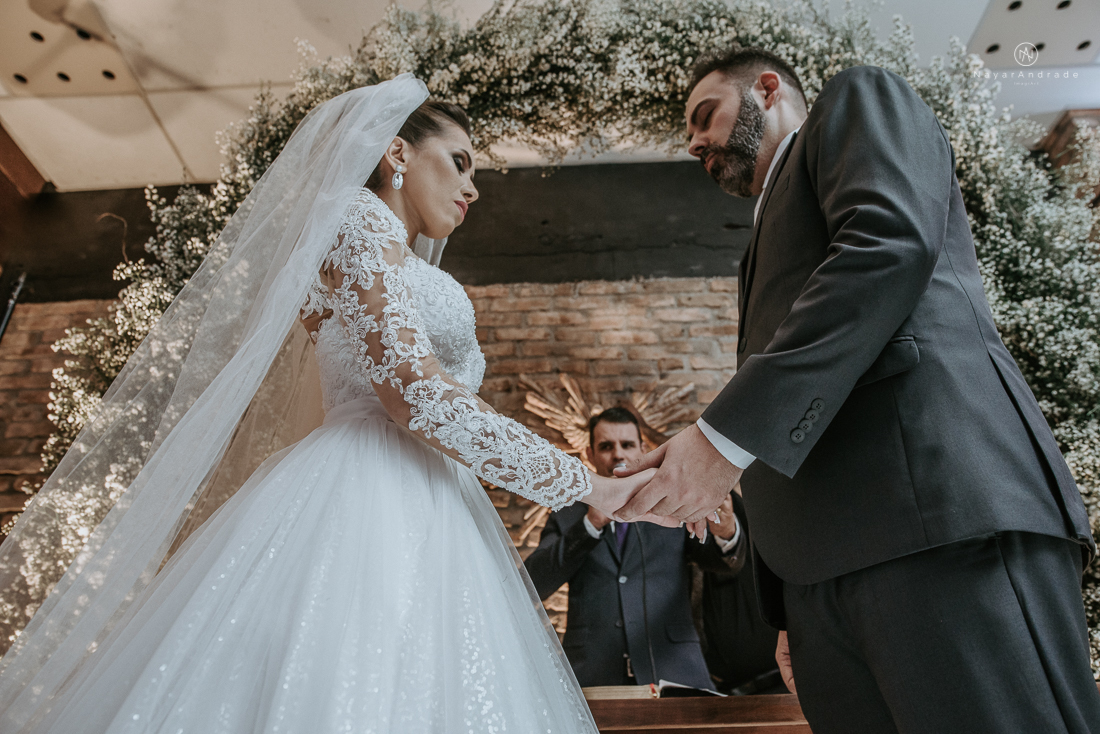 Casamento classico chique no espaco lounge tremendao em santos com flores brancas passarela espelhada lustres e muito amor fotografia nayara andrade decoracao boulevard das flores santos