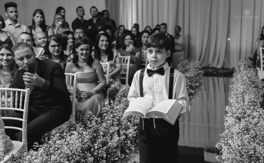 Casamento classico chique no espaco lounge tremendao em santos com flores brancas passarela espelhada lustres e muito amor fotografia nayara andrade decoracao boulevard das flores santos