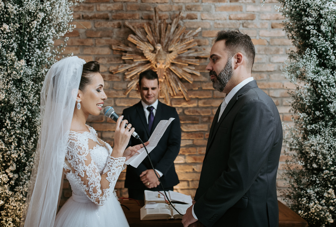 Casamento classico chique no espaco lounge tremendao em santos com flores brancas passarela espelhada lustres e muito amor fotografia nayara andrade decoracao boulevard das flores santos