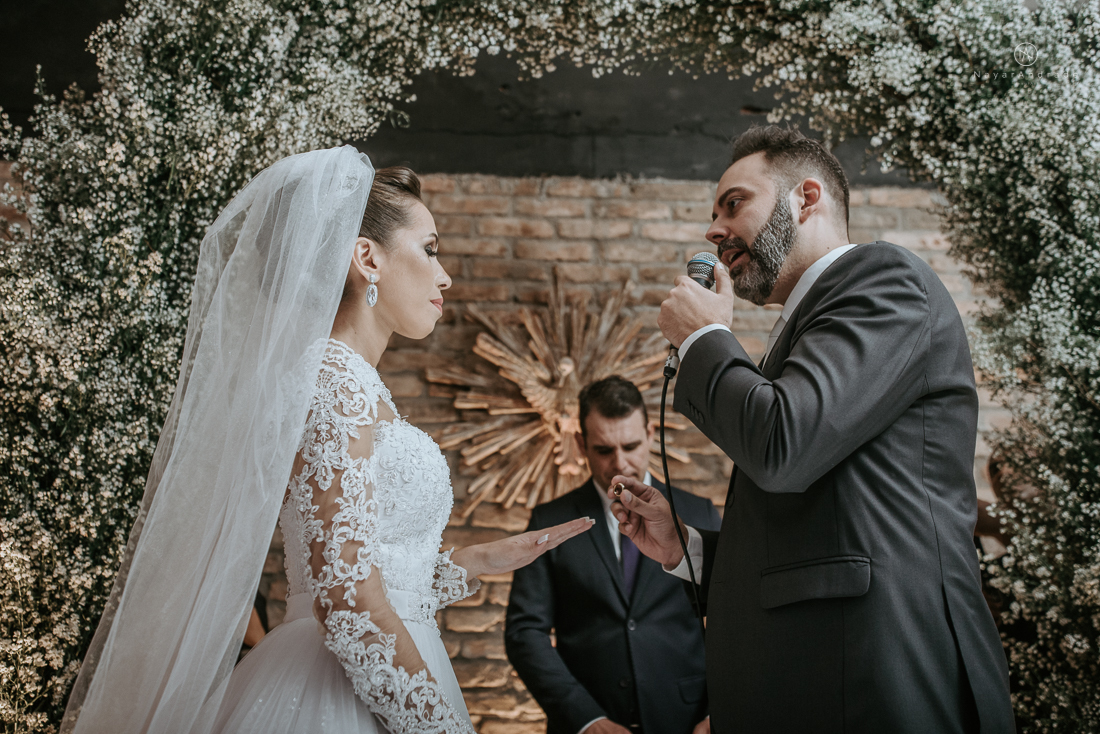 Casamento classico chique no espaco lounge tremendao em santos com flores brancas passarela espelhada lustres e muito amor fotografia nayara andrade decoracao boulevard das flores santos
