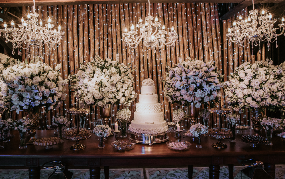Casamento classico chique no espaco lounge tremendao em santos com flores brancas passarela espelhada lustres e muito amor fotografia nayara andrade decoracao boulevard das flores santos