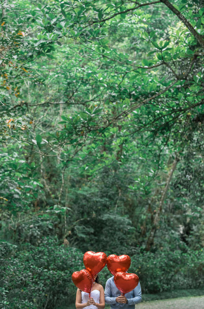 ensaio casal com por do sol balao data e foto incrivel na praia das conchas iporanga no guaruja com a fotografa nayara andrade noiva de vestido longo branco