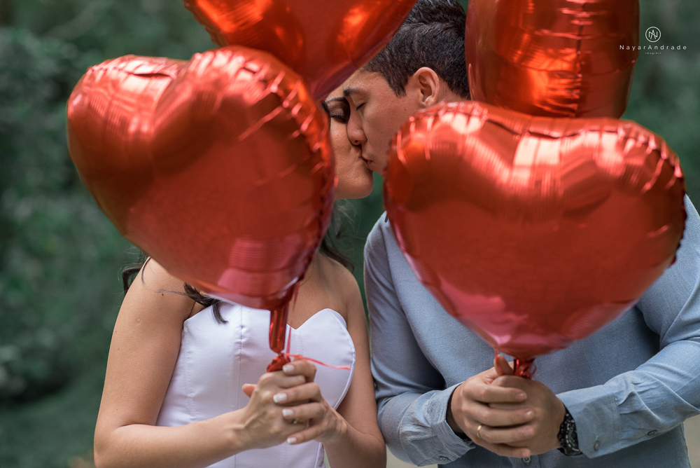 ensaio casal com por do sol balao data e foto incrivel na praia das conchas iporanga no guaruja com a fotografa nayara andrade noiva de vestido longo branco