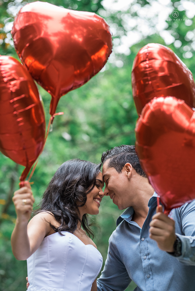 ensaio casal com por do sol balao data e foto incrivel na praia das conchas iporanga no guaruja com a fotografa nayara andrade noiva de vestido longo branco