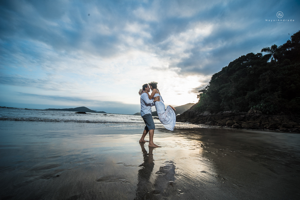 ensaio casal com por do sol balao data e foto incrivel na praia das conchas iporanga no guaruja com a fotografa nayara andrade noiva de vestido longo branco