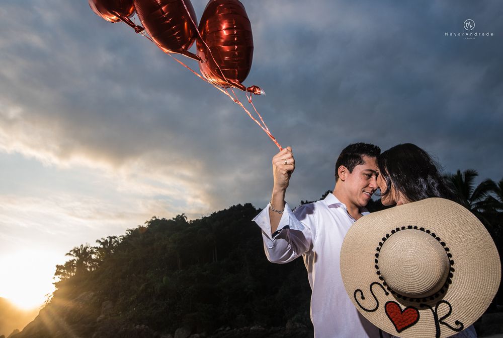ensaio casal com por do sol balao data e foto incrivel na praia das conchas iporanga no guaruja com a fotografa nayara andrade noiva de vestido longo branco