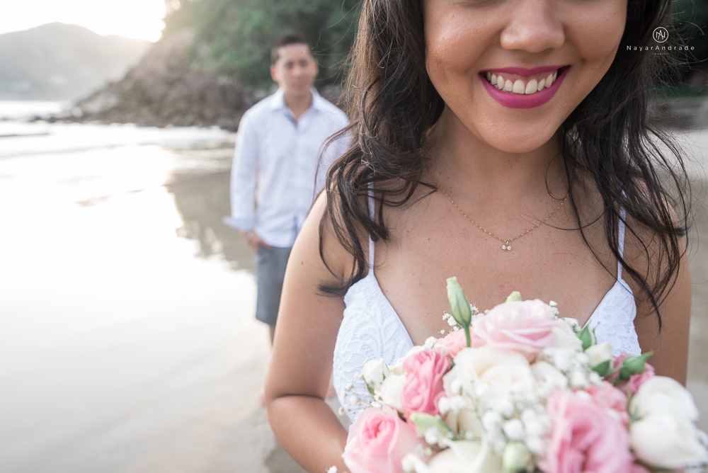 ensaio casal com por do sol balao data e foto incrivel na praia das conchas iporanga no guaruja com a fotografa nayara andrade noiva de vestido longo branco