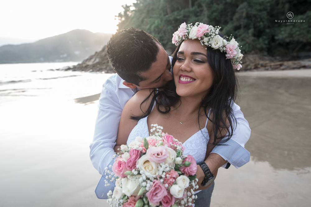 ensaio casal com por do sol balao data e foto incrivel na praia das conchas iporanga no guaruja com a fotografa nayara andrade noiva de vestido longo branco