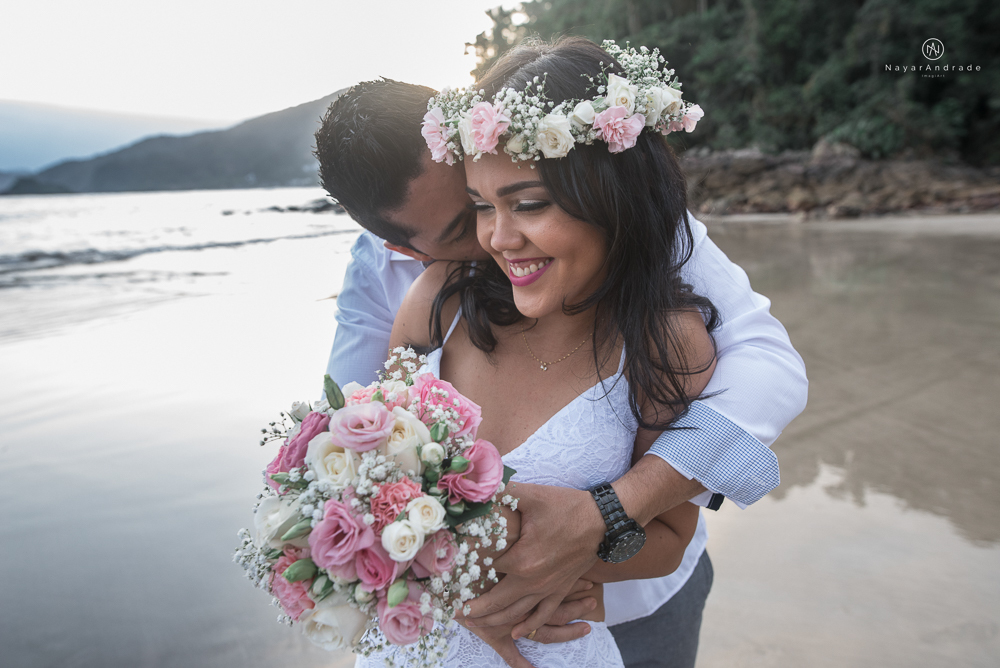 ensaio casal com por do sol balao data e foto incrivel na praia das conchas iporanga no guaruja com a fotografa nayara andrade noiva de vestido longo branco