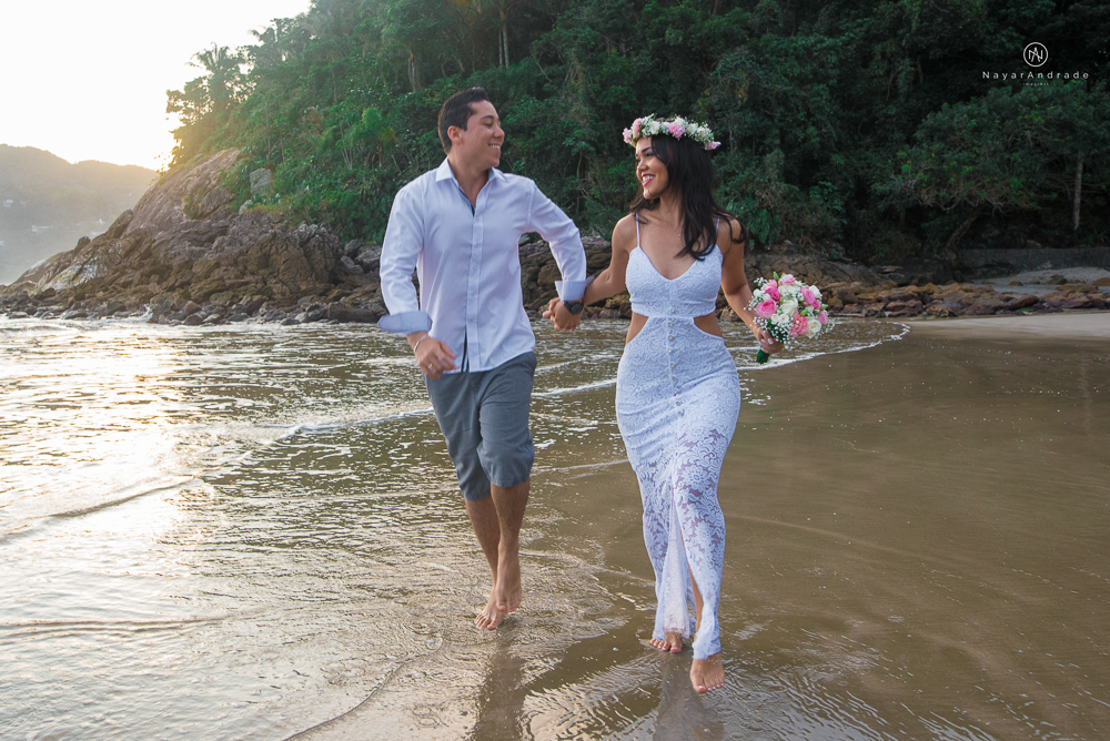ensaio casal com por do sol balao data e foto incrivel na praia das conchas iporanga no guaruja com a fotografa nayara andrade noiva de vestido longo branco