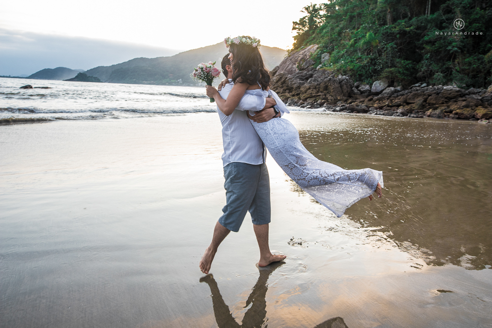 ensaio casal com por do sol balao data e foto incrivel na praia das conchas iporanga no guaruja com a fotografa nayara andrade noiva de vestido longo branco
