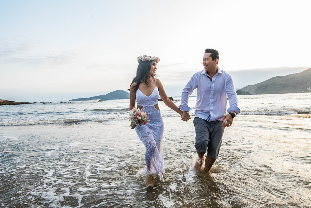 ensaio casal com por do sol balao data e foto incrivel na praia das conchas iporanga no guaruja com a fotografa nayara andrade noiva de vestido longo branco