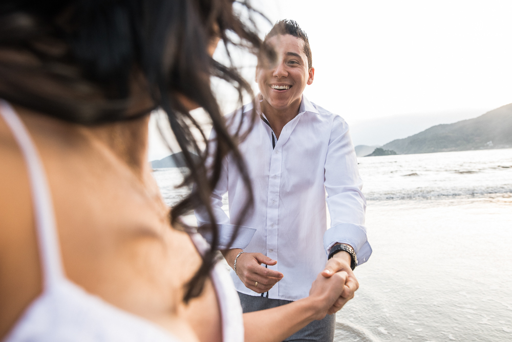 ensaio casal com por do sol balao data e foto incrivel na praia das conchas iporanga no guaruja com a fotografa nayara andrade noiva de vestido longo branco