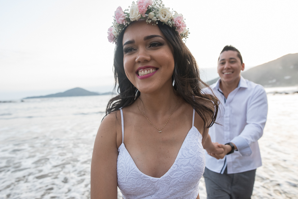 ensaio casal com por do sol balao data e foto incrivel na praia das conchas iporanga no guaruja com a fotografa nayara andrade noiva de vestido longo branco