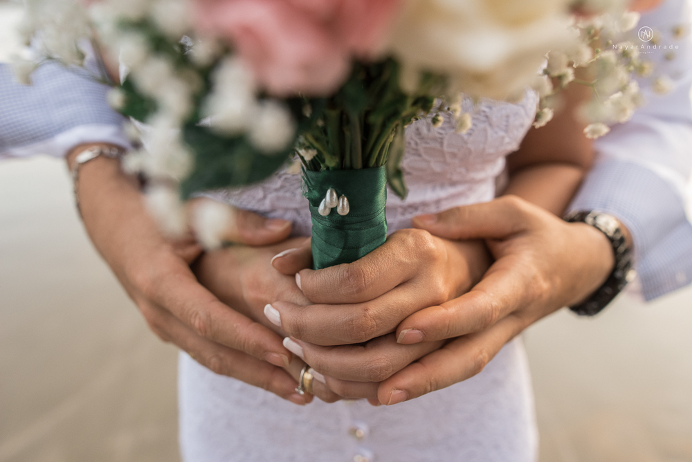 ensaio casal com por do sol balao data e foto incrivel na praia das conchas iporanga no guaruja com a fotografa nayara andrade noiva de vestido longo branco