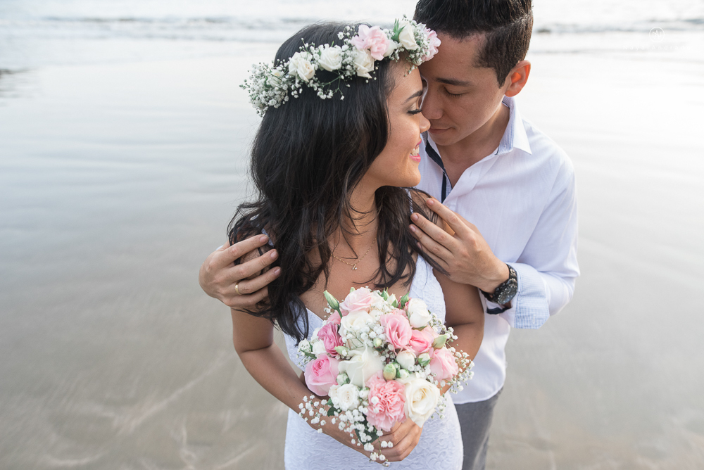 ensaio casal com por do sol balao data e foto incrivel na praia das conchas iporanga no guaruja com a fotografa nayara andrade noiva de vestido longo branco