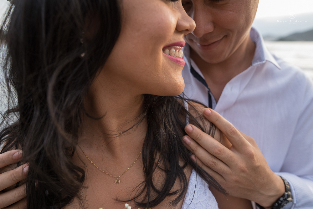ensaio casal com por do sol balao data e foto incrivel na praia das conchas iporanga no guaruja com a fotografa nayara andrade noiva de vestido longo branco