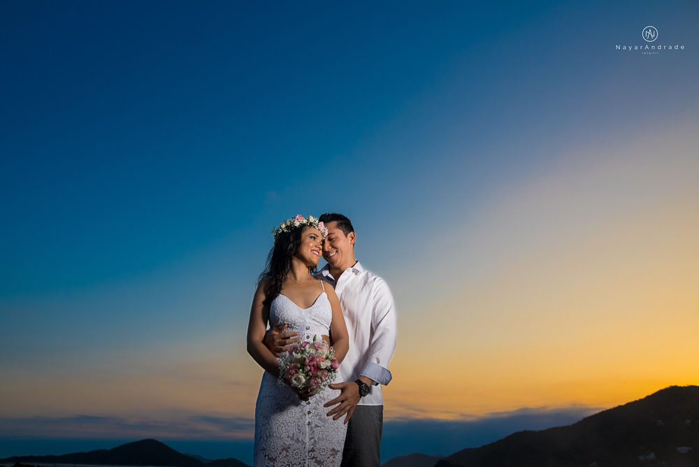ensaio casal com por do sol balao data e foto incrivel na praia das conchas iporanga no guaruja com a fotografa nayara andrade noiva de vestido longo branco