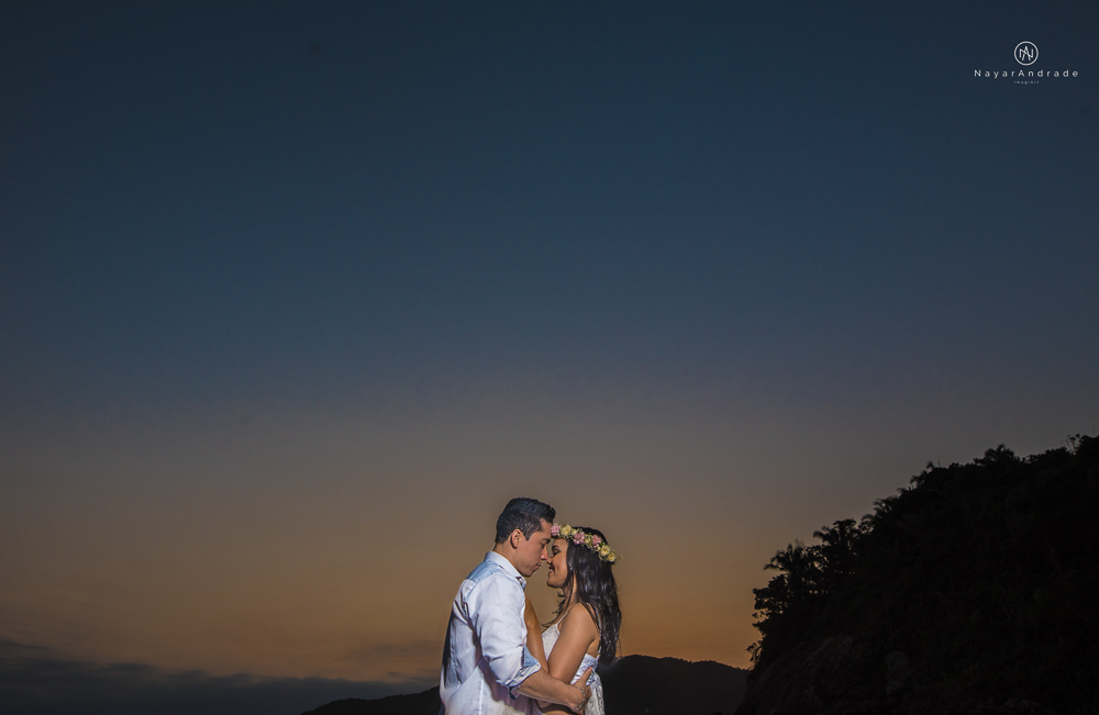 ensaio casal com por do sol balao data e foto incrivel na praia das conchas iporanga no guaruja com a fotografa nayara andrade noiva de vestido longo branco