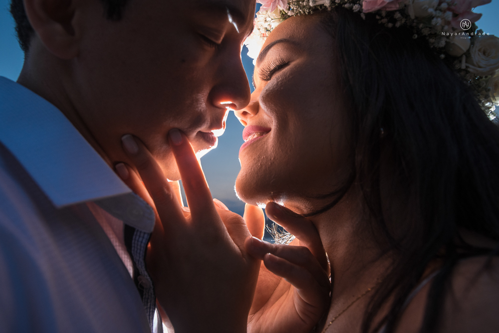 ensaio casal com por do sol balao data e foto incrivel na praia das conchas iporanga no guaruja com a fotografa nayara andrade noiva de vestido longo branco